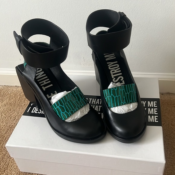 I desire the things that will destroy me sandals - Picture 4 of 9